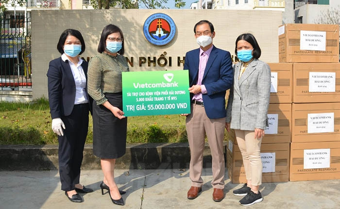Vietcombank Hải Dương tặng 5.000 khẩu trang N95 cho Bệnh viện Phổi Hải Dương